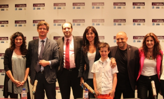 Los responsables de El mundo al revés, Invest for Children, DOWN ESPAÑA, y Fundación Alain Afflelou, junto a Carlos en la rueda de prensa. 