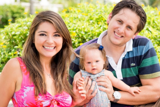 Valentina con sus padres. 