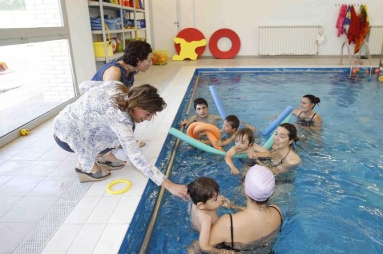 Los padres están presentes y colaboran en los ejercicios de los más pequeños. 