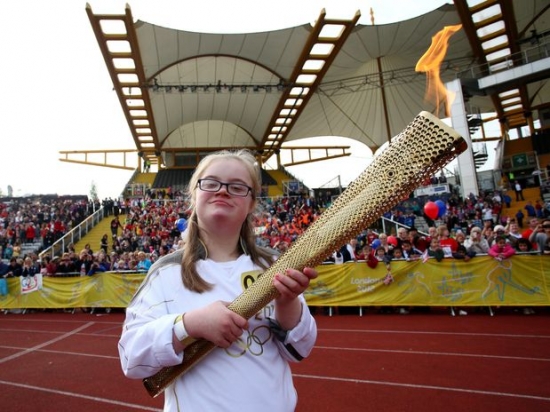 Lucy se encargó de llevar la antorcha al siguiente relevista. Lucy se encargó de llevar la antorcha al siguiente relevista.