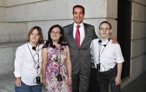 Óscar, Silvia y Fátima junto al consejero de Asuntos Sociales de la Comunidad de Madrid, Salvador Victoria. 