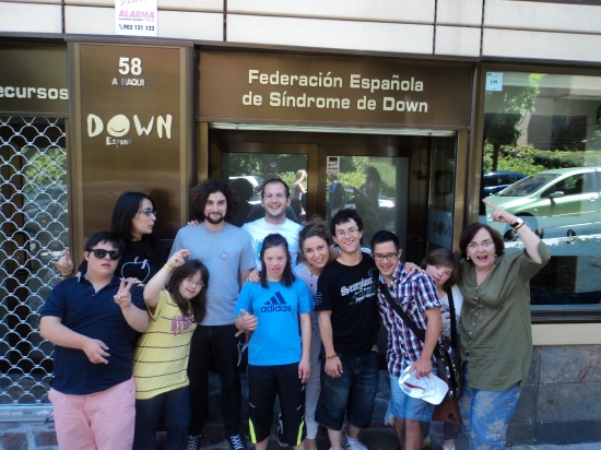 Un grupo de jóvenes, en las oficinas de DOWN ESPAÑA antes de asistir al concierto. 