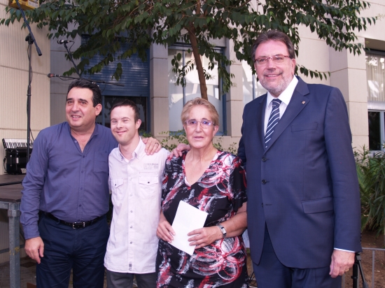 De izda a dcha: el alcalde de Sabadell, Manuel Bustos; Xavier Pous, un joven de ANDI - DOWN SABADELL; la Presidenta de la entidad, Dolors Pallás; y el Consejero de Bienestar de la Generalitat, Josep Lluís Cleries. 