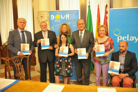 De Izda. a dcha.: Pte. de DOWN MÁLAGA, Pte. de DOWN ESPAÑA, la representante de Seguros Pelayo junto a Carmen Rivas, el Alcalde de Málaga, Carmen de Linares, y el concejal de Accesibilidad y Movilidad. 