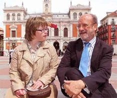 Ángela junto al alcalde de Valladolid, Francisco Javier León de la Riva. 