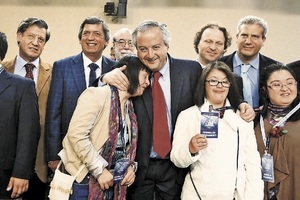 Los jóvenes chilenos junto al Presidente de la Cámara de Diputados, Nicolás Monckeberg. 