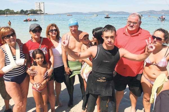 Mauro fue recibido por su familia y amigos en el arenal de O Vao. 