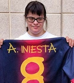 Anna reconoce que le encantaría ver a Andrés Iniesta llevando su tipografía. 