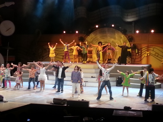 Un momento de una actuación coral del acto de bienvenida. 