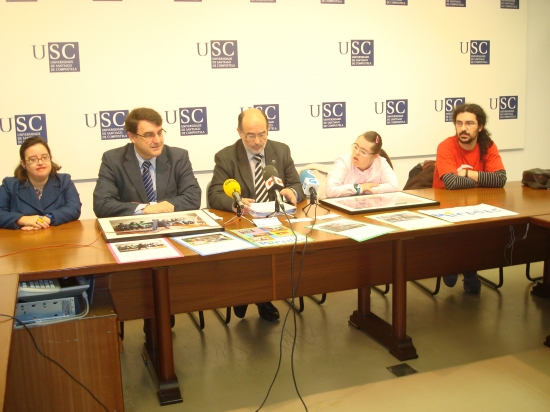 En la presentación, Pamela Casagrande (izquierda) y Cristina Villar (derecha) dieron voz al colectivo y acompañaron al Presidente de DOWN COMPOSTELA, Juan Martínez (izquierda), al Vicerrector de la USC, Francisco Durán, y al fotógrafo Rafa Pasadas. 