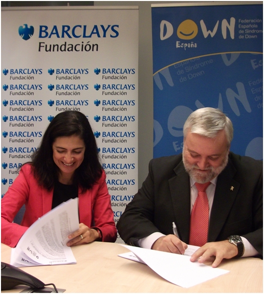 El Presidente de DOWN ESPAÑA, José Fabián Cámara Pérez, y la directora gerente de FUNDACIÓN BARCLAYS, Beatriz Morilla, firman el convenio de colaboración 