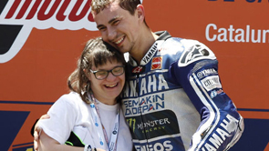 Portada post Anna, una joven con síndrome de Down, celebra en el podio del Gran Premio de Cataluña un fin de semana solidario