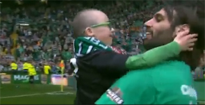 Portada post La estrella del fútbol Samaras y su cariñoso gesto con un niño con síndrome de Down
