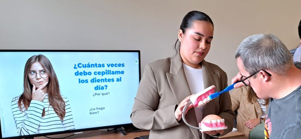 Ir a Más de 750 personas con discapacidad se forman en salud bucodental con DOWN ESPAÑA y Sanitas