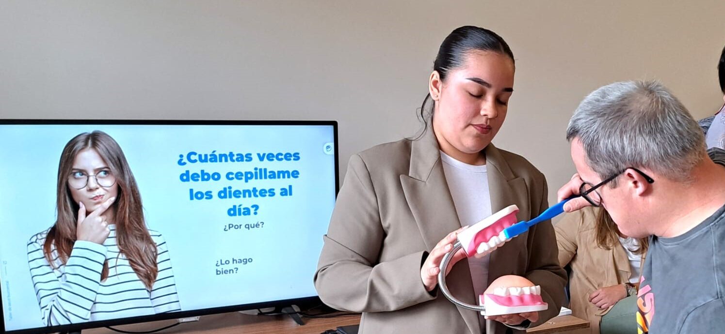 Más de 750 personas con discapacidad se forman en salud bucodental con DOWN ESPAÑA y Sanitas